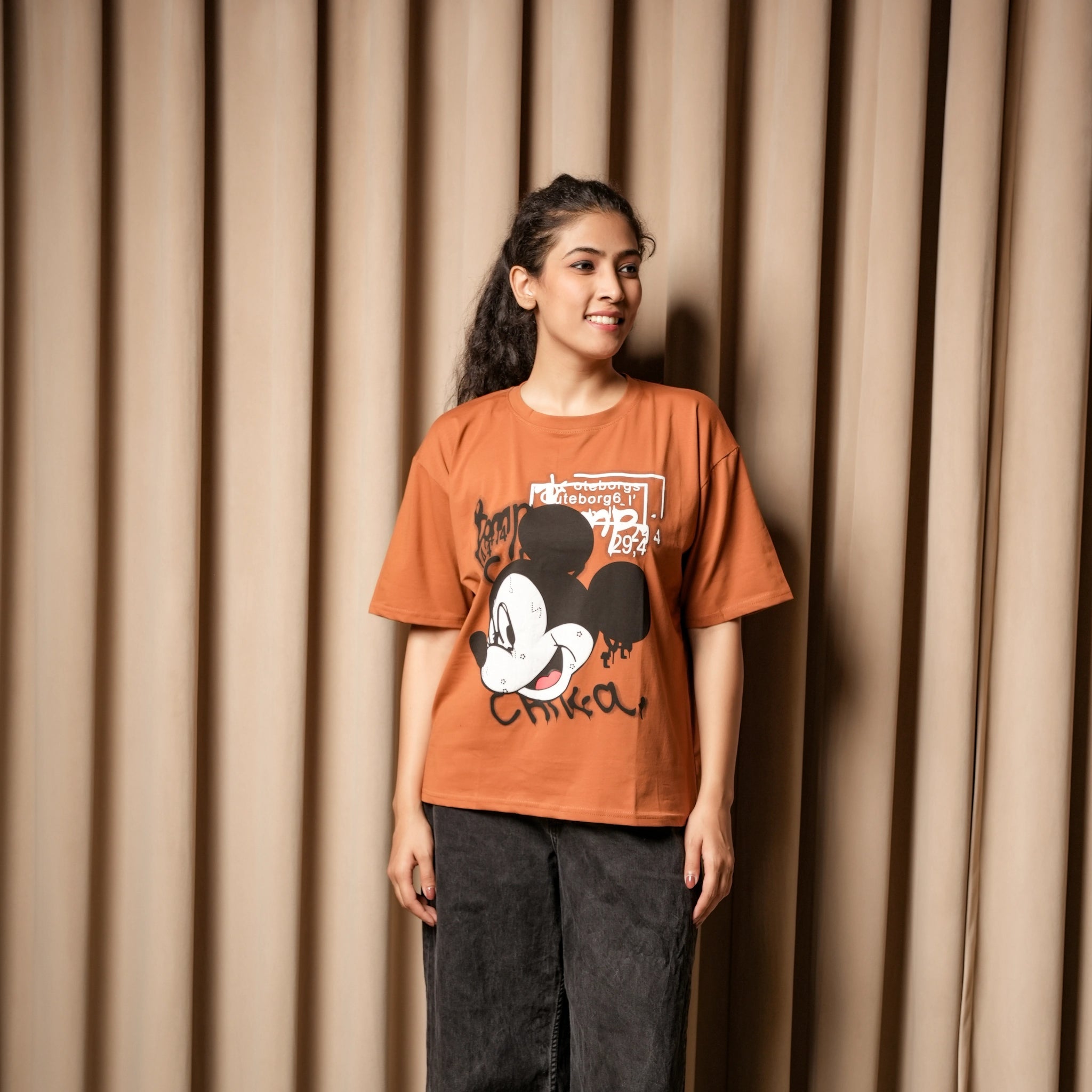 Women's Oversized T-Shirt – Winking Mickey Graphic Print
